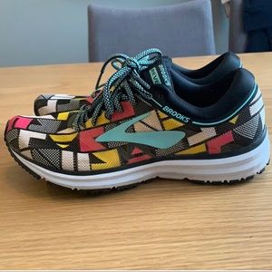 Brooks Revel running sneakers like new multicolor geometric pattern